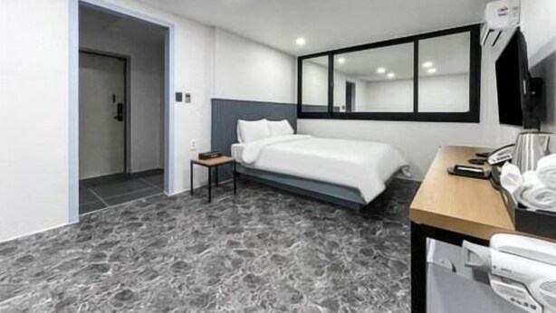 Standard Double Room | WiFi (free) - Juno Hotel (Mokpo)