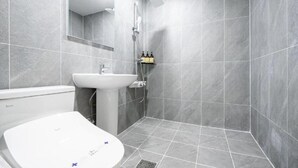 Standard Double Room | Bathroom - Juno Hotel (Mokpo)