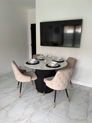 Dining - Luxury lodge, wellness retreat -sauna - hot tub - cold plunge (Brighton and Hove)