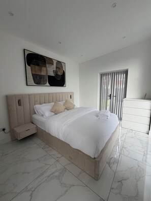 Room - Luxury lodge, wellness retreat -sauna - hot tub - cold plunge (Brighton and Hove)