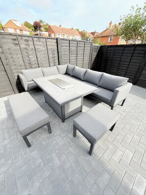 Outdoor dining - Luxury lodge, wellness retreat -sauna - hot tub - cold plunge (Brighton and Hove)