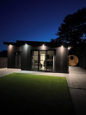 Exterior - Luxury lodge, wellness retreat -sauna - hot tub - cold plunge (Brighton and Hove)