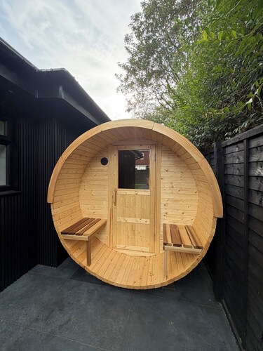 Luxury and modern living with SAUNA, HOT TUB  & COLD PLUNGE