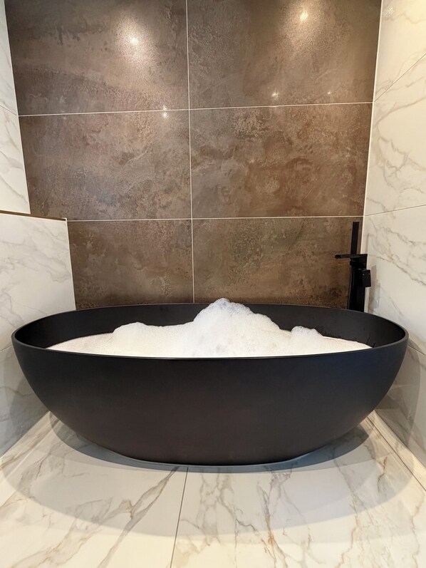 Bathroom - Luxury lodge, wellness retreat -sauna - hot tub - cold plunge (Brighton and Hove)