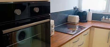 Eine Küche mit Einbauofen, Mikrowelle und Toaster.