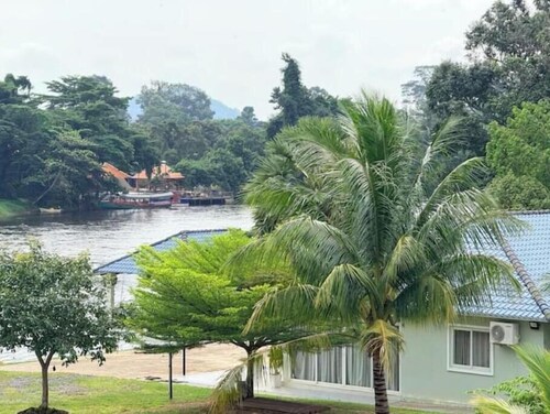 Private villa along Teuk chhou in Kampot province
