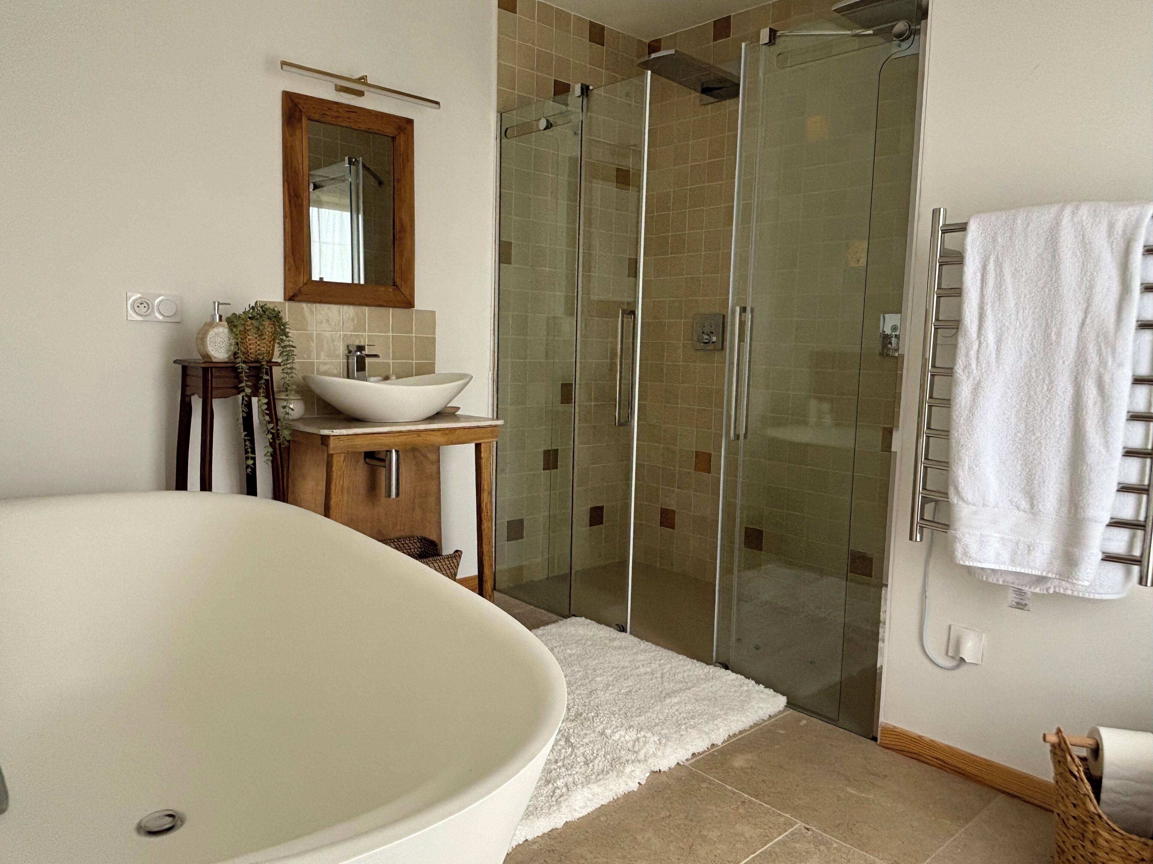 Douche, serviettes fournies, savon, papier toilette