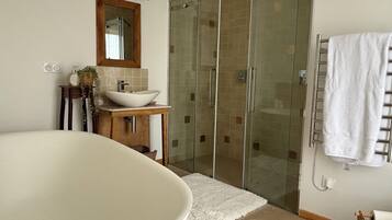 Douche, serviettes fournies, savon, papier toilette