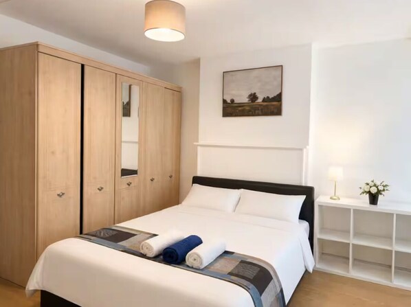 Room - Large Double Room with Balcony near Tower Bridge (London)