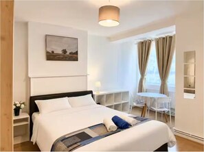 Room - Large Double Room with Balcony near Tower Bridge (London)