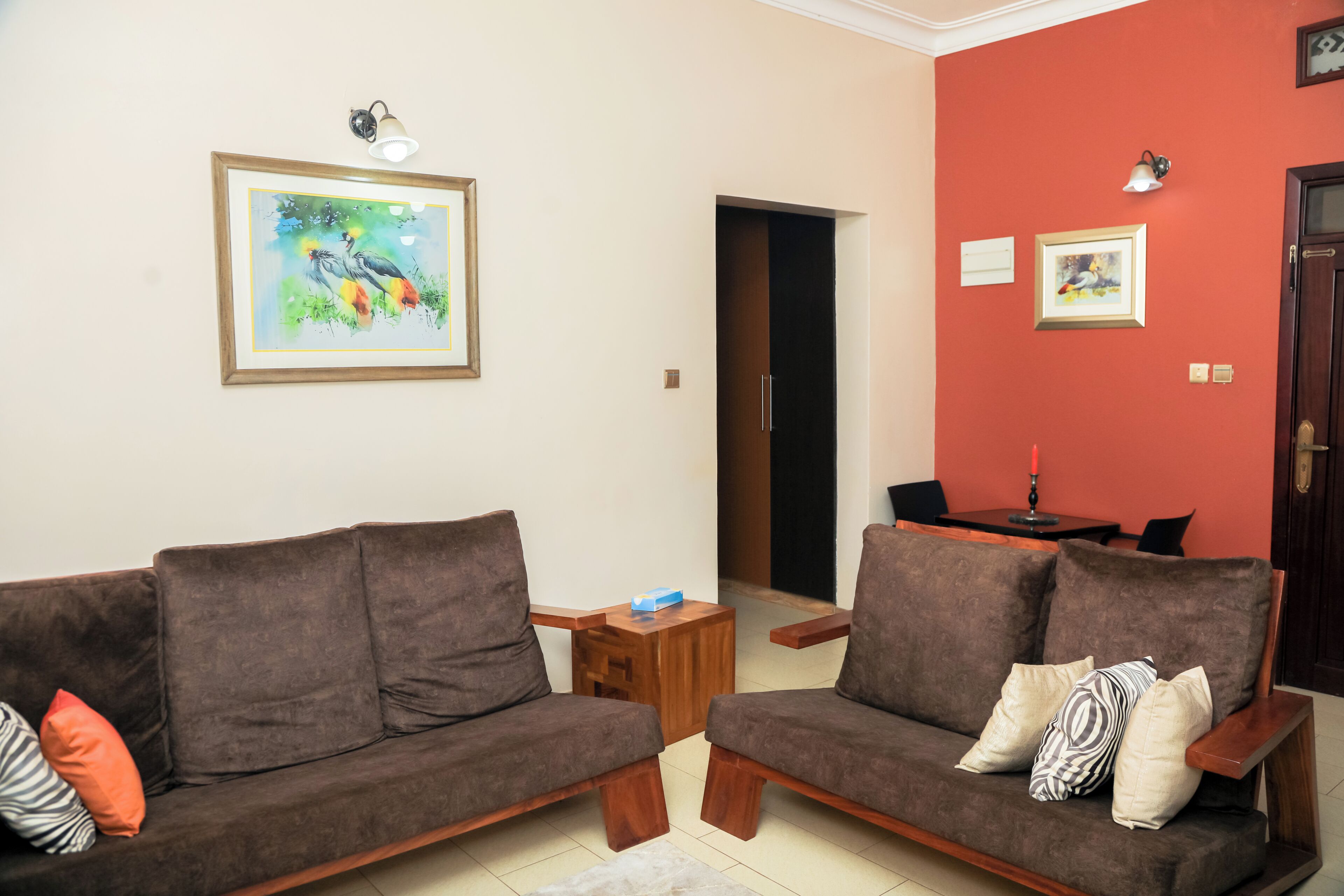 Ein Wohnzimmer mit zwei Sofas, einem kleinen Tisch und einem Bild an der Wand.