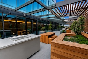 Outdoor dining - Australia 108 by Ready Set Stay (Southbank)