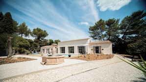 A modern villa with a swimming pool, surrounded by a garden with gravel pathways and trees. - La Vila Fontaine - Nîmes - Air Conditioning - Swimming Pool (Langlade)