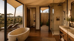 Un baño moderno con una bañera amplia, una ducha a pie y un tocador.