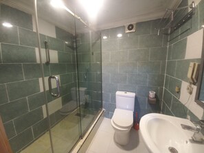 Phòng 4 | Phòng tắm | Khăn tắm, xà phòng, giấy vệ sinh