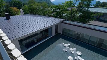 Un bâtiment moderne doté d’une terrasse sur le toit et d’une piscine.