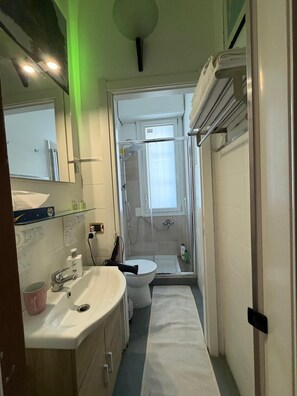 Bathroom - Vrbo Property (Milano)