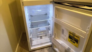Ett kylskåp med flera hyllor och ett separat frysfack.