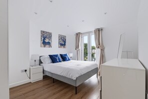 Ein Schlafzimmer mit einem Bett, einem Nachttisch und einer Kommode.