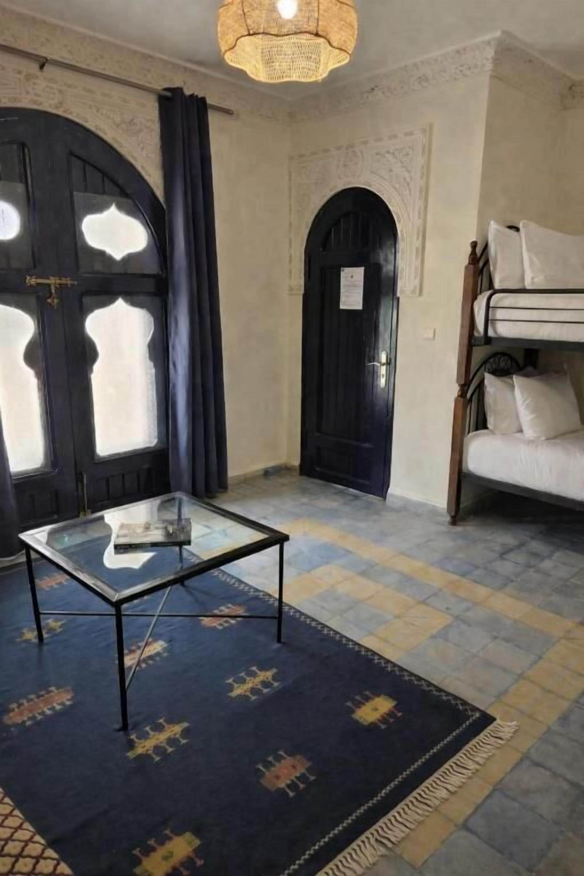 Habitación cuádruple, vistas al jardín | Interior