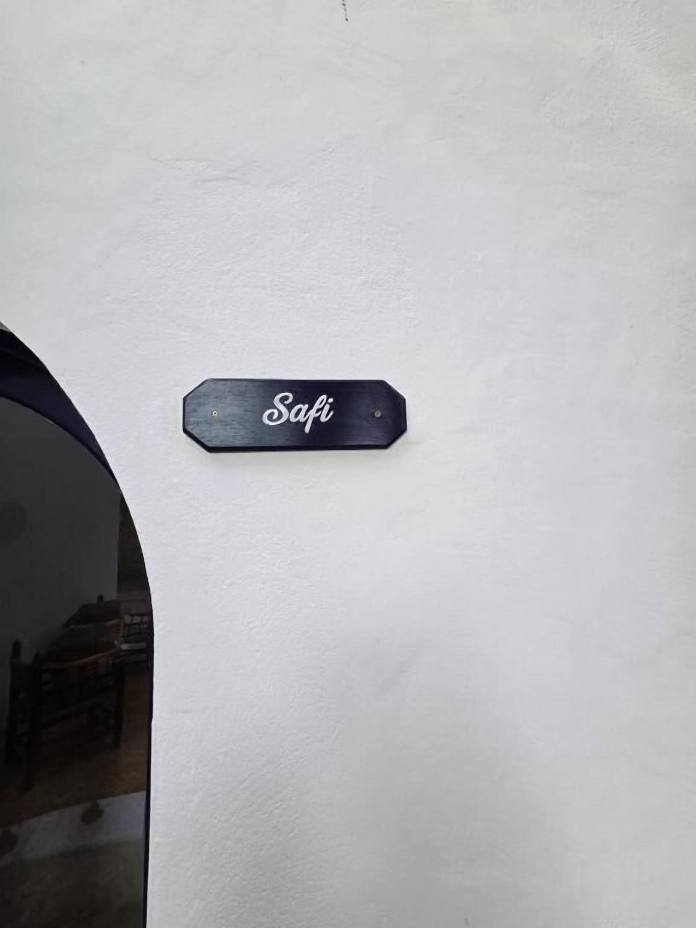 Un senyal amb el nom 'Safi' a una paret blanca.