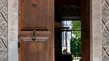 Une porte en bois avec une poignée en métal et le numéro « 22 » au-dessus.