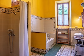 Douche, serviettes fournies