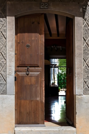 A wooden door with a metal handle and a number '22' above it. - Room 'Lola' on the First Floor with Private External Bathroom (Alaró)