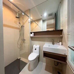 Shower, hair dryer, towels, soap - Cozy Private Home - Steps to BTS & MRT Sukhumvit (Krung Thep Maha Nakhon)