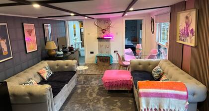 Cabin - Sleeps 7 - Parking and Garden