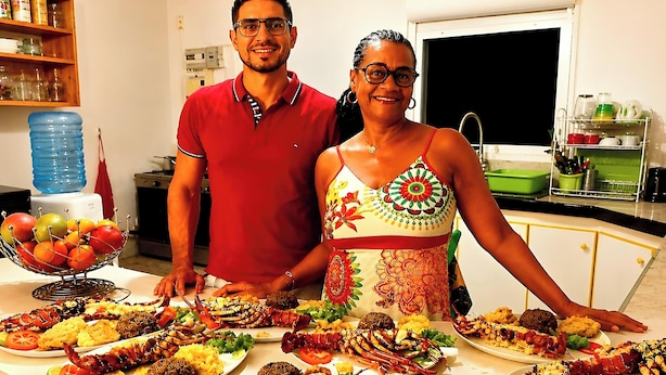 Una encimera de cocina con distintos platos, incluyendo mariscos y verduras.