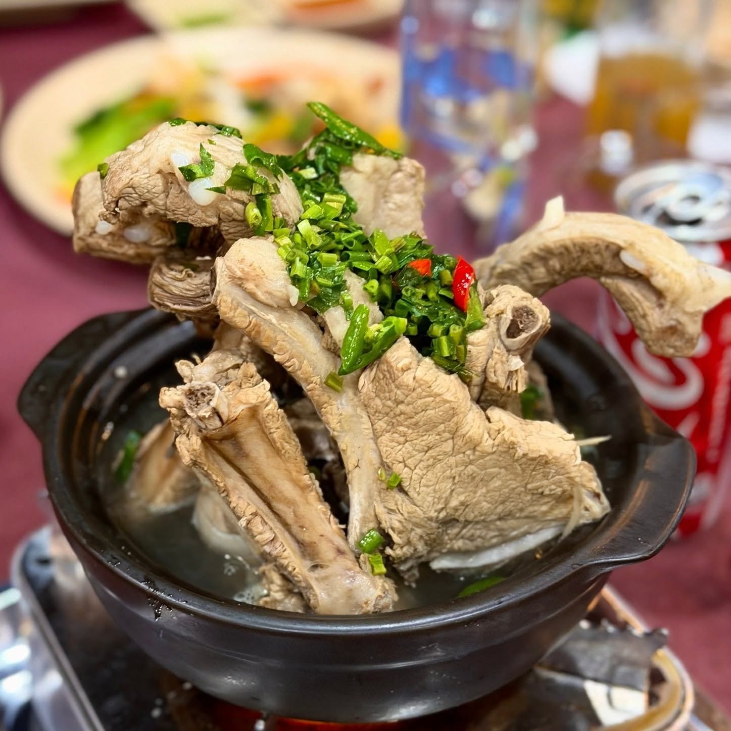 Une fondue chinoise avec de la viande et des légumes.