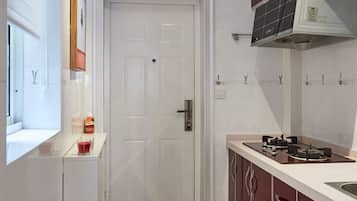 Comfort Suite, City View | Private kitchen | Fridge, microwave, stovetop, cookware/dishes/utensils