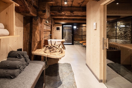 Charming Chalet-style Feeder House