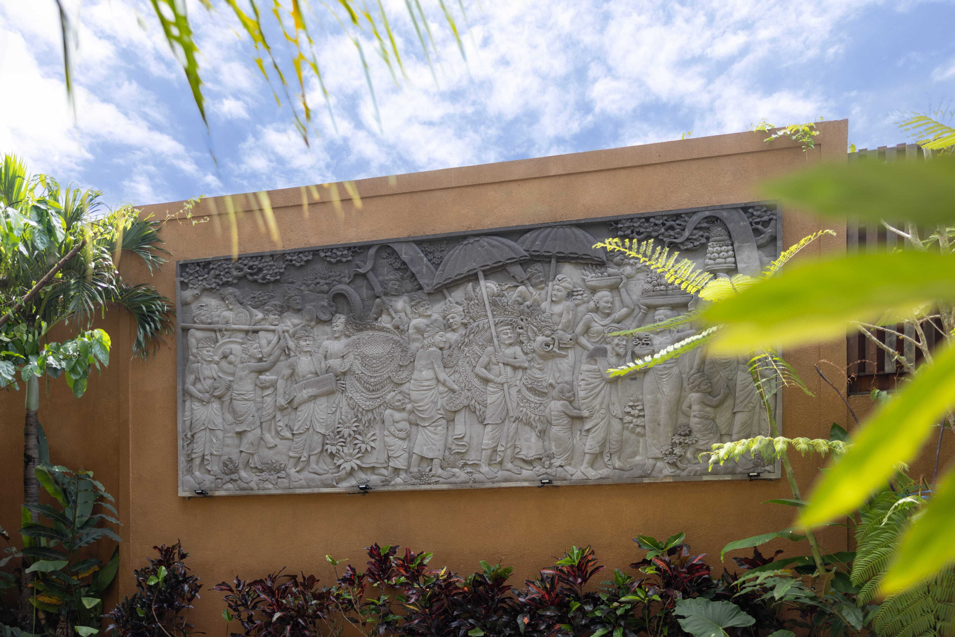 Un detallado relieve de piedra en una pared de edificio.