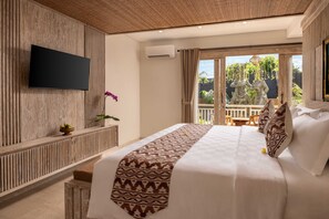 Ett hotellrum med en säng, en platt-TV, en liten krukväxt och utsikt över omgivningarna.