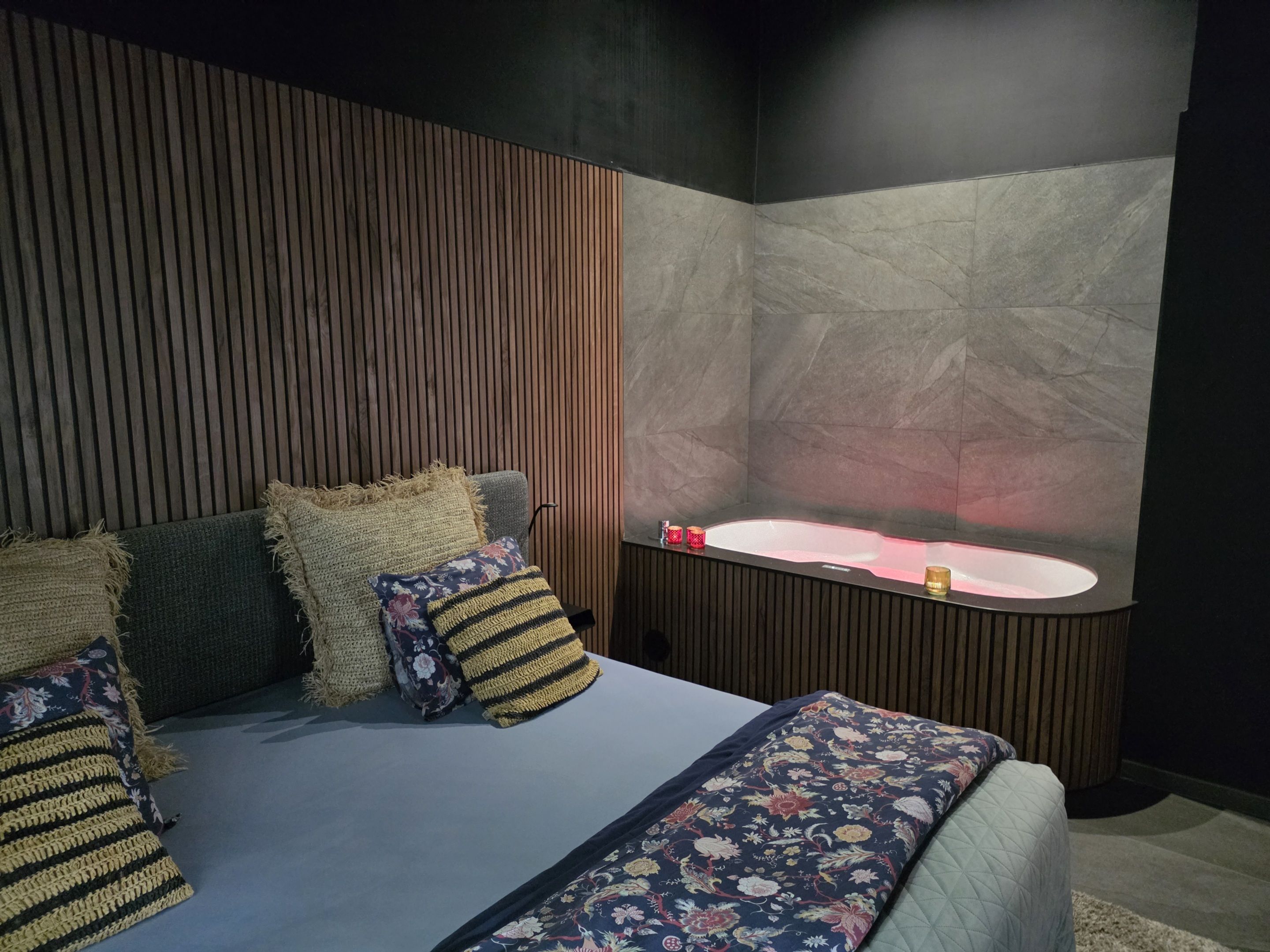 Room with its exceptional quality whirlpool bath. 20-minute programme to enjoy a succession of jets and colours. Serenity and absolute well-being.
