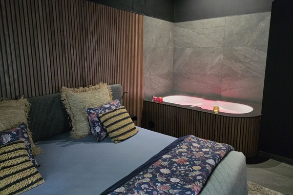 Room with its exceptional quality whirlpool bath. 20-minute programme to enjoy a succession of jets and colours. Serenity and absolute well-being.