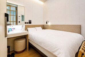 Desk, free WiFi - cabinstay hotel (Yeosu)