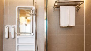 Un baño con ducha, lavabo y toallero.