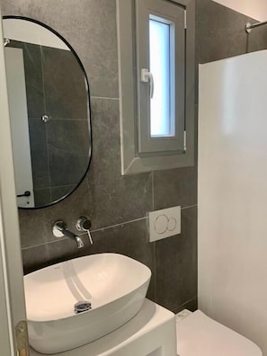 Shower, free toiletries, hair dryer, towels - Aitheria Suites Ios (Cyclades)