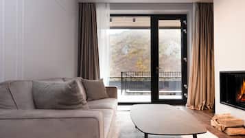 Un salon moderne avec un canapé, une table basse et une cheminée.
