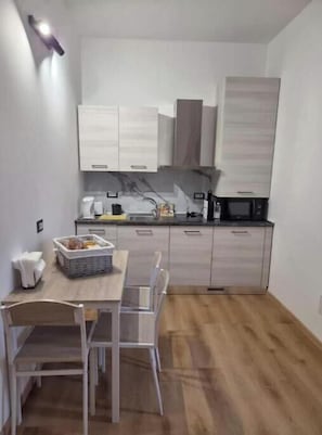 Coffee/tea maker, fridge, microwave, stovetop - Malpensa Sleep & Go Deluxe Rome (Somma Lombardo)