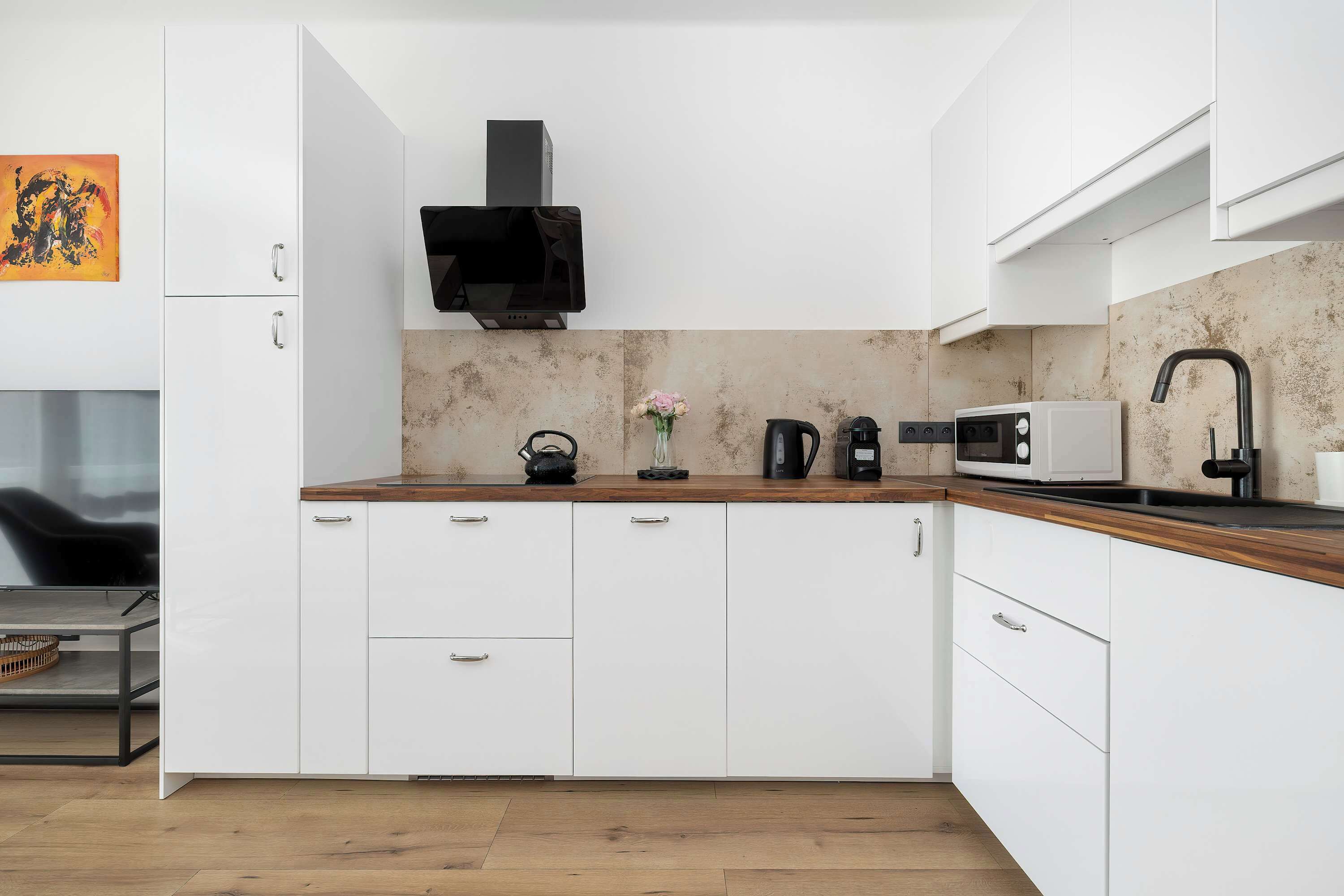 Coffee/tea maker, fridge, microwave, oven