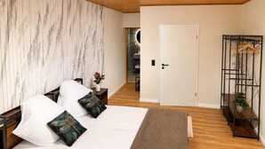 Deluxe tweepersoonskamer, balkon, uitzicht op de binnenplaats | Gratis wifi