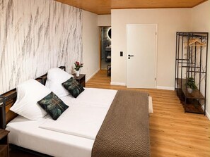 Deluxe Double Room, Balcony, Courtyard View - Villa Johannes (WARMENSTEINACH)