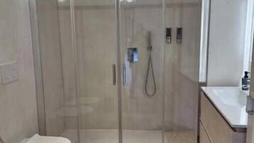 Dusche, Haartrockner, Bidet, Handtücher