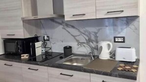 Coffee/tea maker, fridge, microwave, stovetop - Malpensa Sleep & Go Superior Milan (Somma Lombardo)