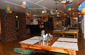 Bar (on property) - Gk Hotel (Varanasi)