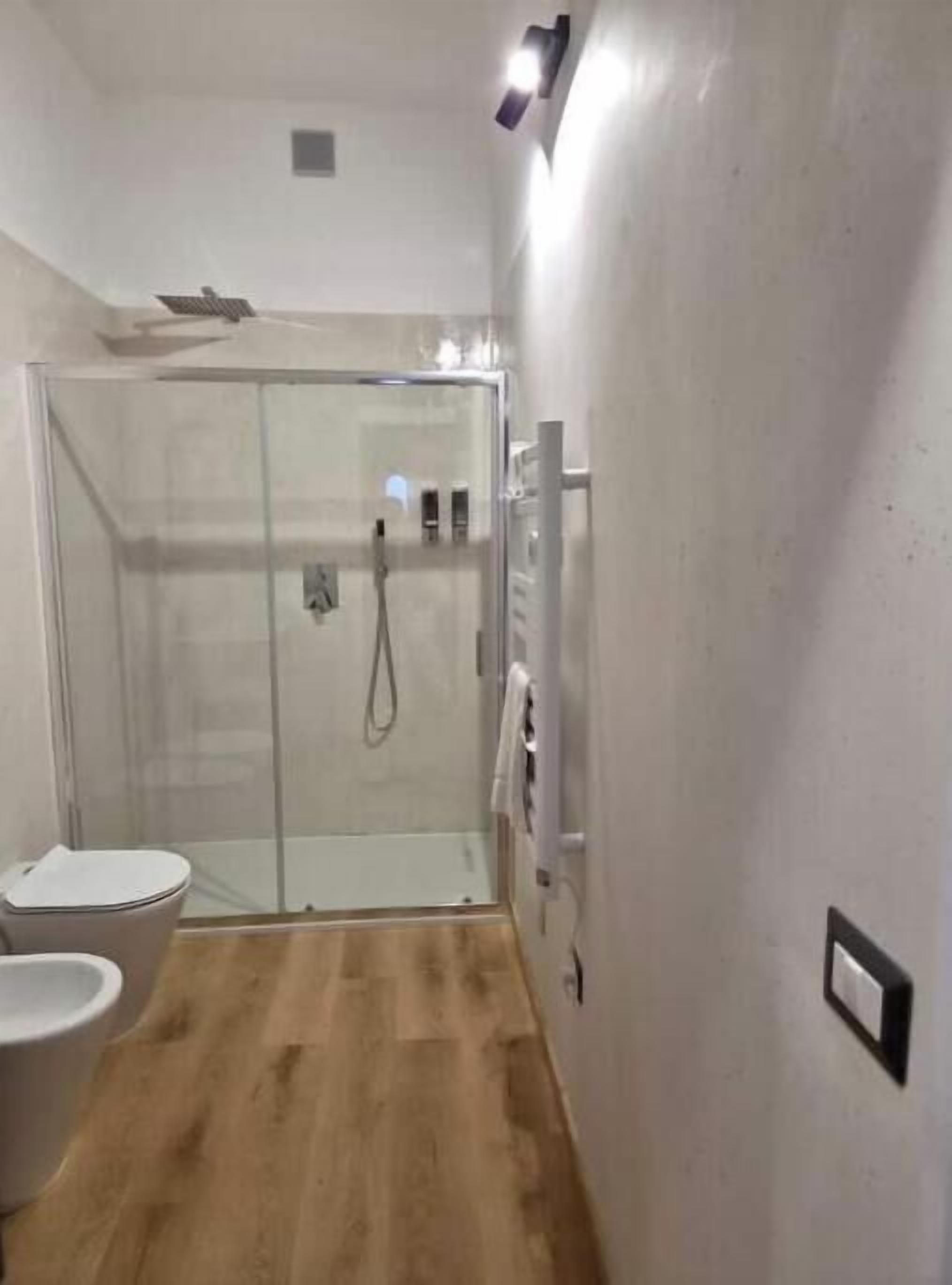Bruser, hårtørrer, bidet, håndklæder